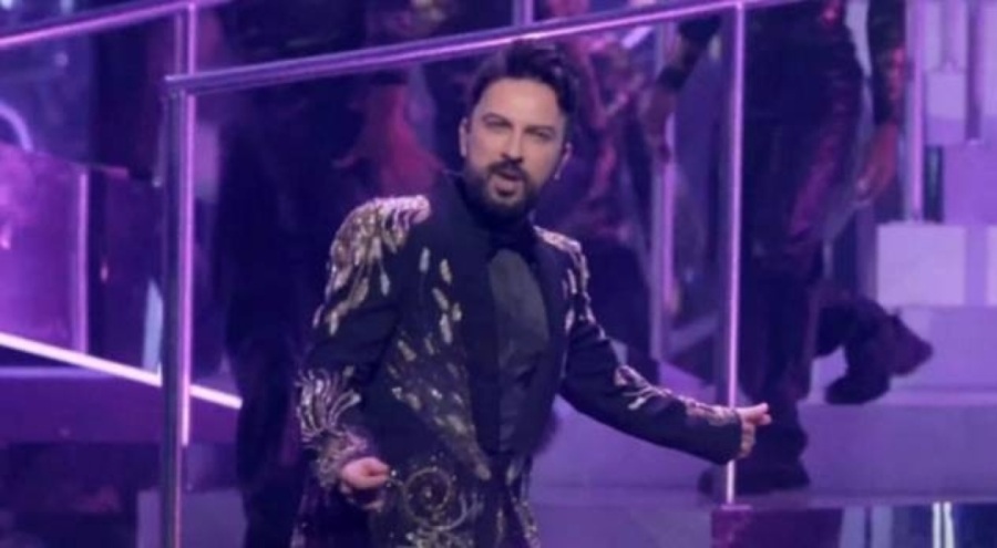 Tarkan sahnedeyken ünlü şarkıcının silikonları patladı