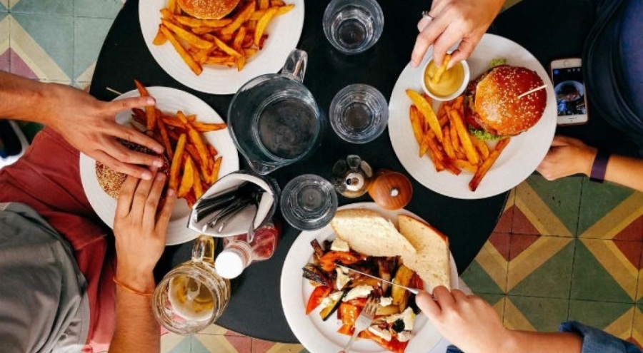 Enflasyon davranışları değiştirdi! Dışarıda yemek yiyen vatandaş artık ortaklaşa tabak yiyor