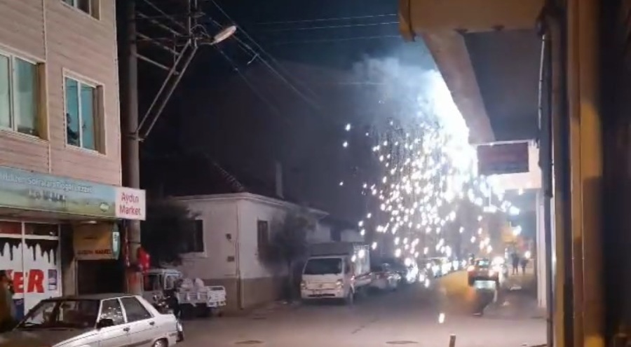 Bursa'da elektrik tellerinden çıkan kıvılcımlar sokağı aydınlattı