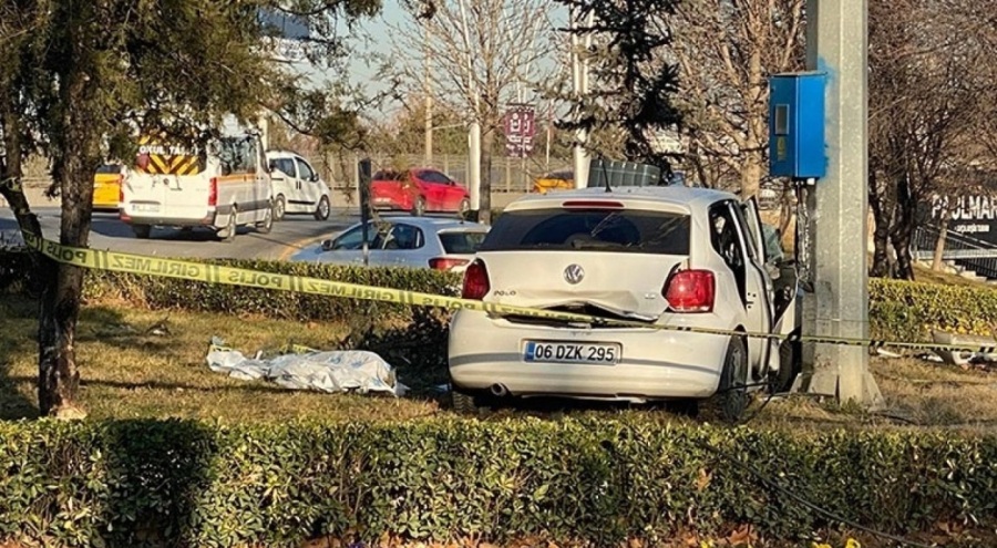 Aydınlatma direğine çarpan sürücü hayatını kaybetti