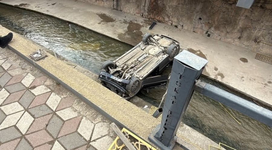 Ehliyetsiz sürücü otomobiliyle kanala uçtu