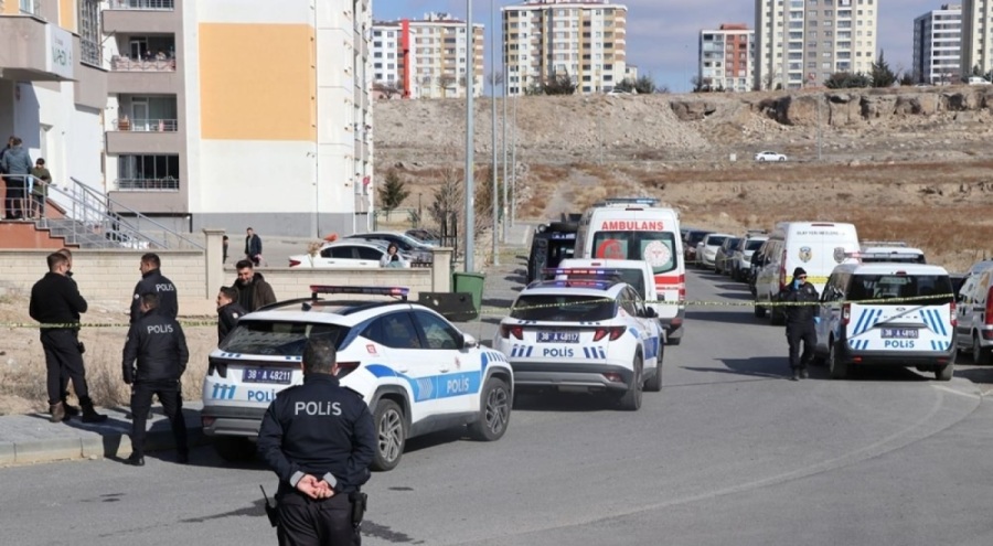 7 yaşındaki oğlunu vurup kendini eve kilitledi