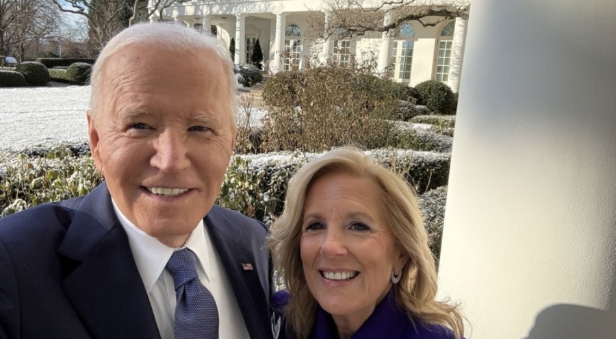 Biden çiftinden Beyaz Saray'a veda selfie'si