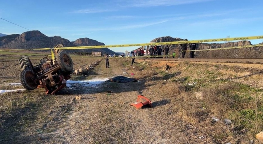 Tarlaya devrilen traktörün sürücüsü can verdi