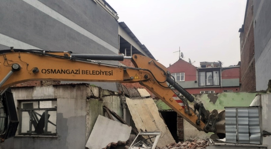 Osmangazi'de 100 metruk bina yıkıldı