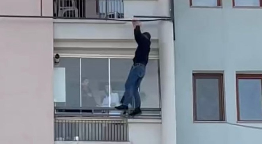 5'inci kattan demir pano kopunca aşağıya düştü, ağır yaralandı