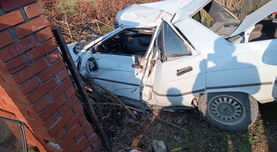 Kontrolden çıkan otomobil bahçe duvarına çarptı