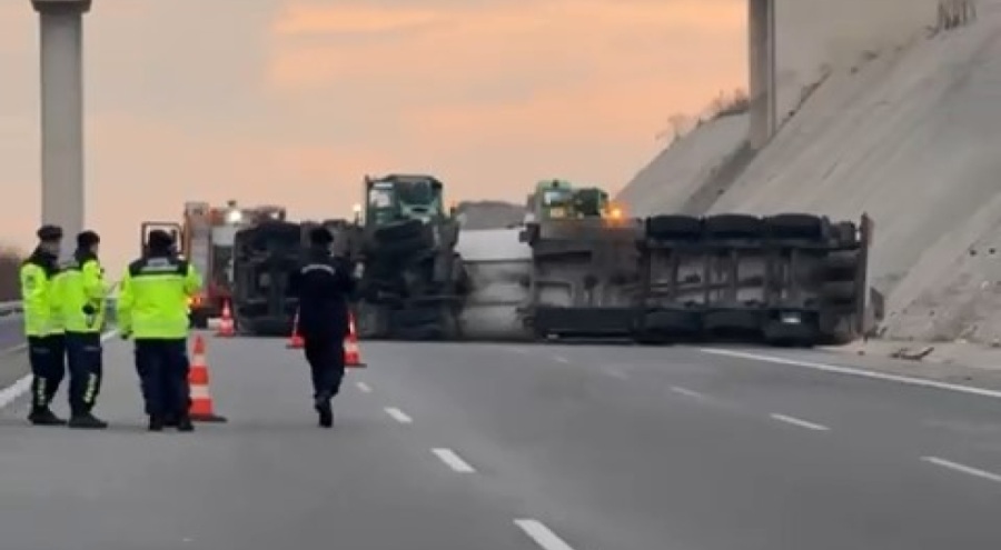 Bursa-İzmir otobanı trafiğe kapandı!
