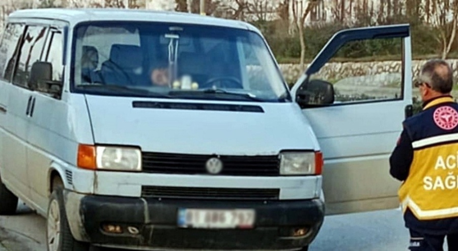 Minibüsünü park ederken kalp krizi geçirdi