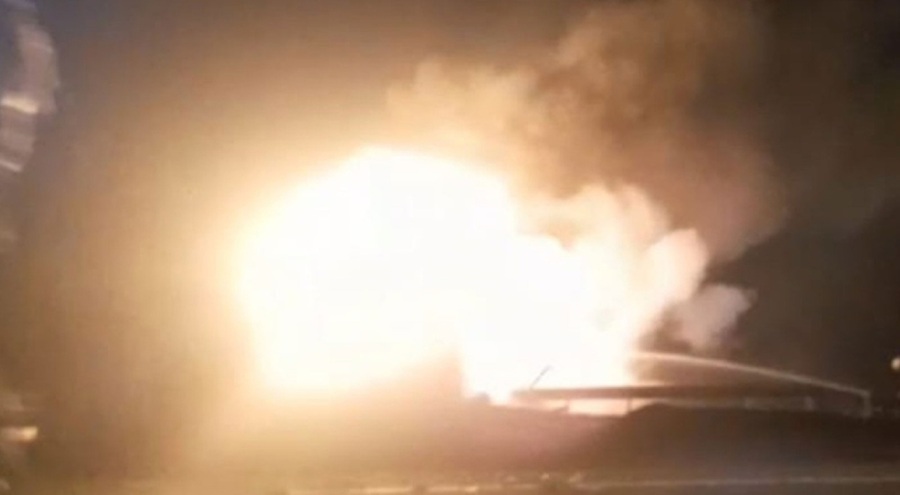 Odun yüklü traktör ile çarpışan tır alev alev topuna döndü