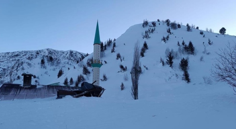 Ardahan'da cami lojmanının üzerine çığ düştü!