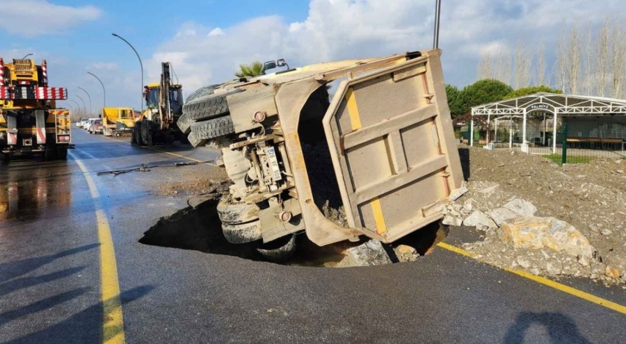 Yol yarıldı, hafriyat kamyonu içine düştü