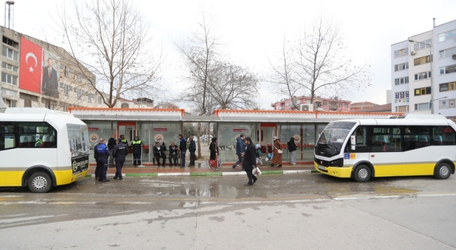 Gemlik'te otobüs durakları temizlendi