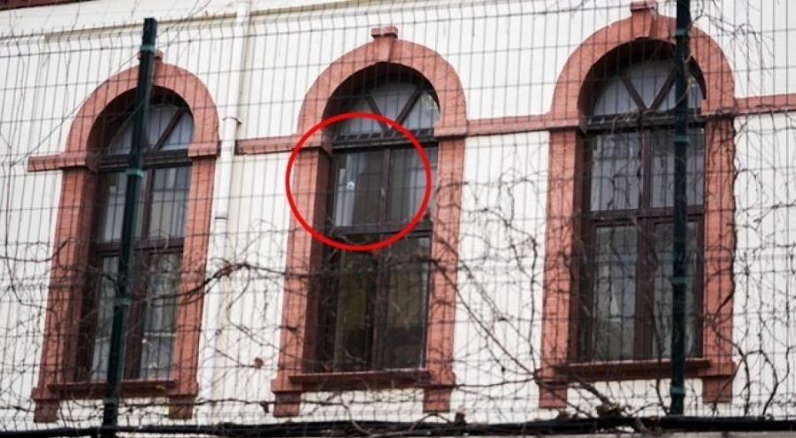 Lise duvarına 3 mermi isabet etti