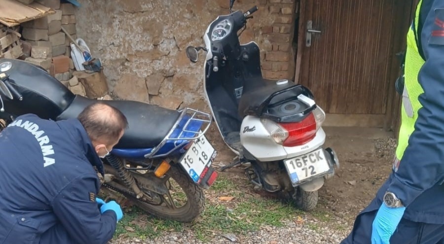 Bursa'da güpegündüz kapının önündeki motosikletleri çalındı