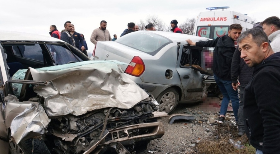 Otomobiller kafa kafaya çarpıştı! Ölü ve yaralılar var