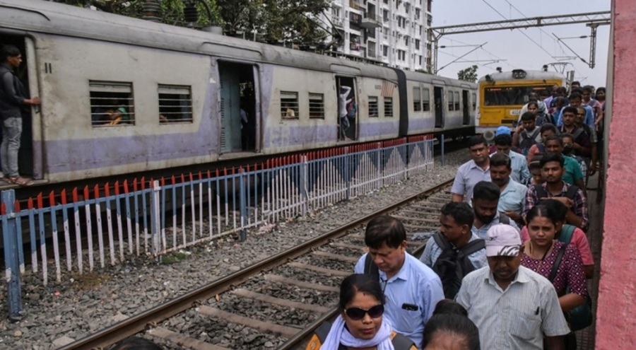 Hindistan'da tren yolculara çarptı! Çok sayıda ölü var