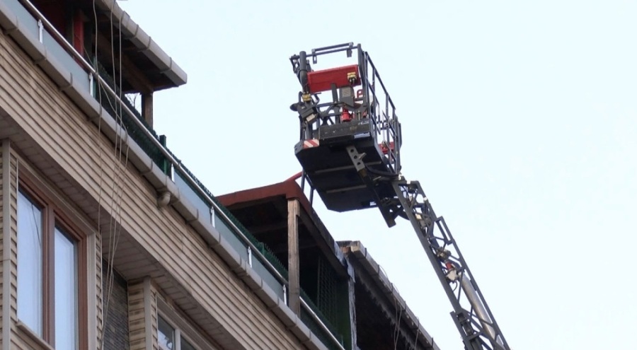 5 katlı binanın çatısında yangın çıktı