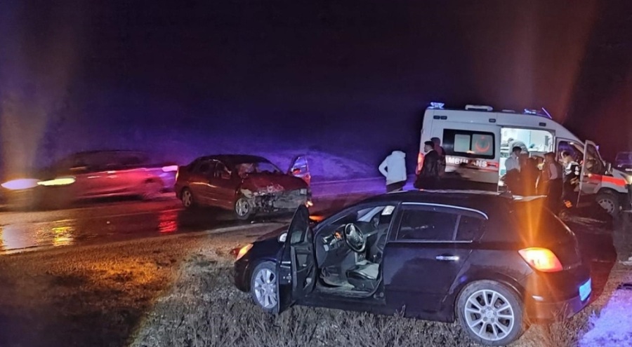 İki otomobilin çarpıştığı kazada çok sayıda yaralı var