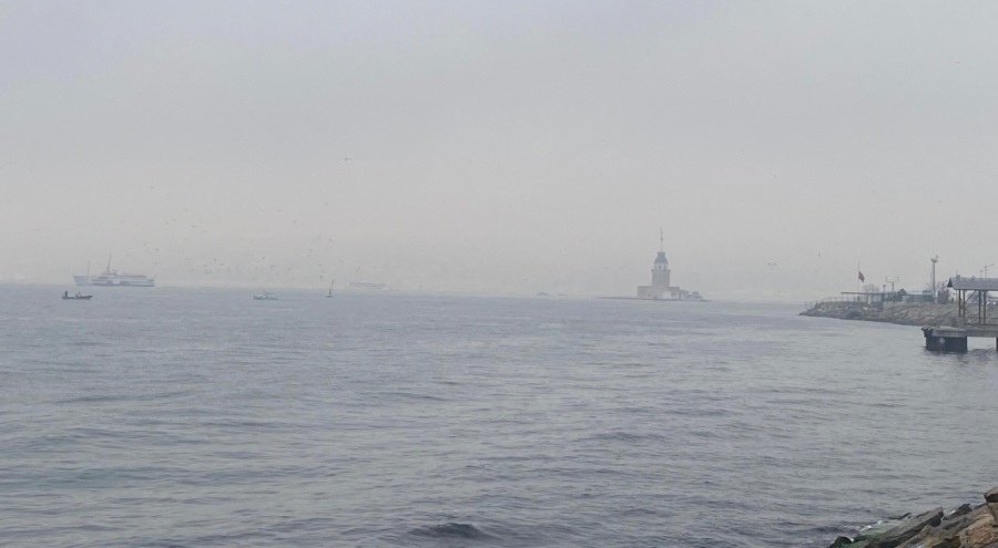 İstanbul'da Kız Kulesi sise gömüldü