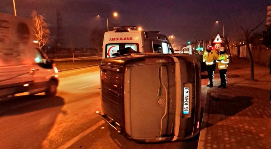 Bursa'da hafif ticari araç otomobile çarpıp devrildi!