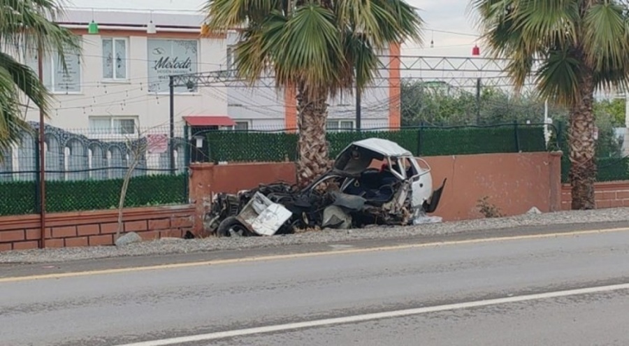 Feci kaza: Araç ikiye bölündü