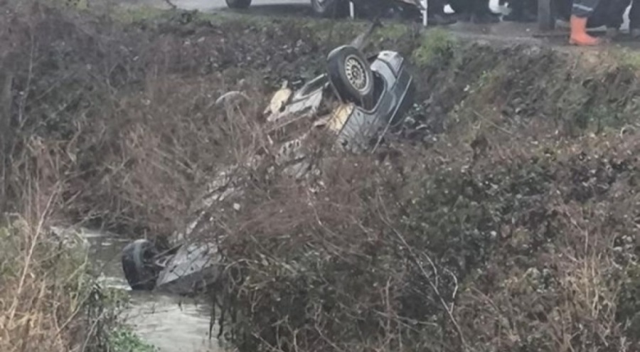 Otomobil dereye devrildi