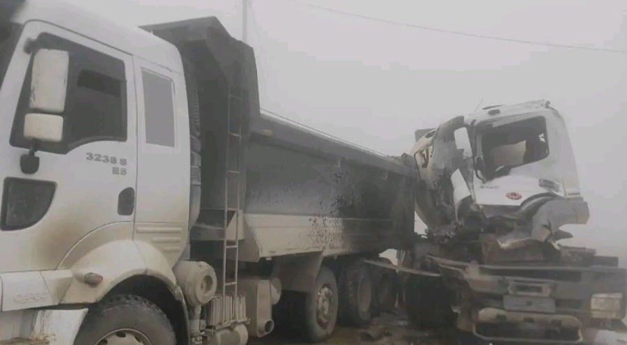 Hafriyat kamyonu ile beton mikseri çarpıştı