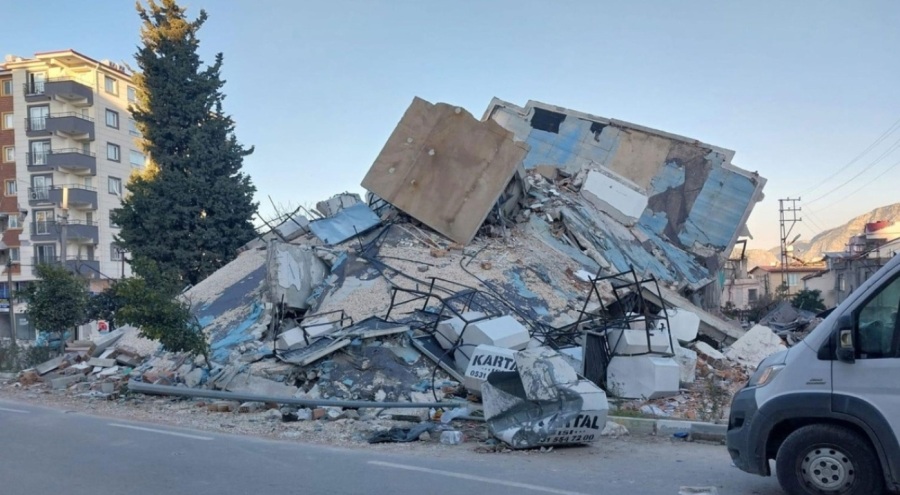 Emekli ikramiyesiyle aldığı ev, eşi ve kızına mezar oldu