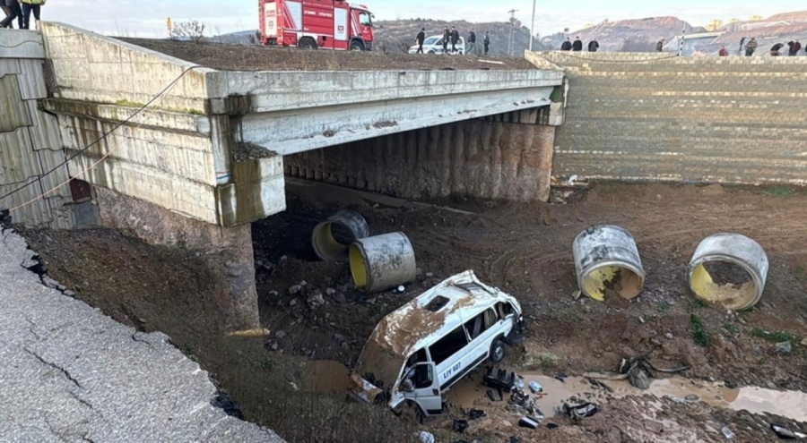 İşçi servisi şarampole devrildi: 1 ölü, 14 yaralı