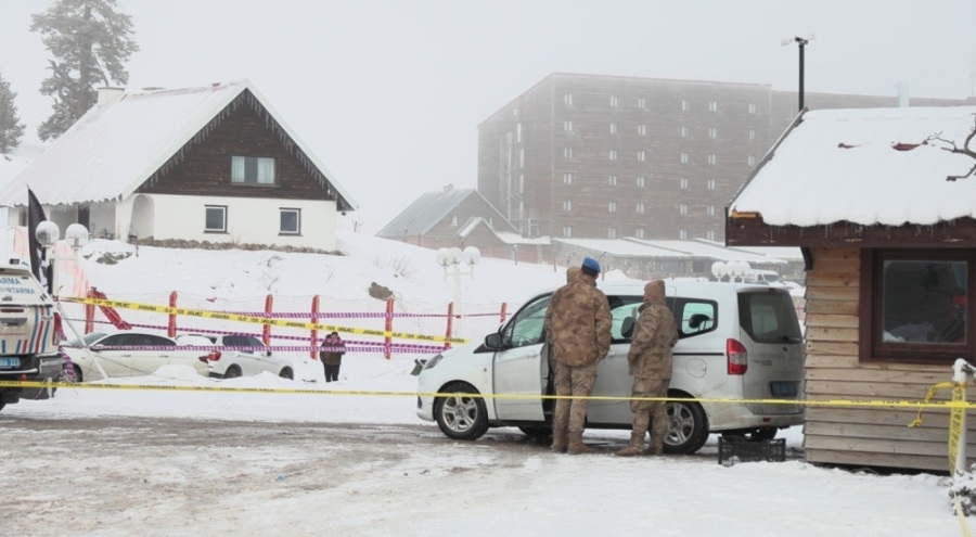 Kartalkaya'da yanan otelin çevresinde güvenlik çemberi!