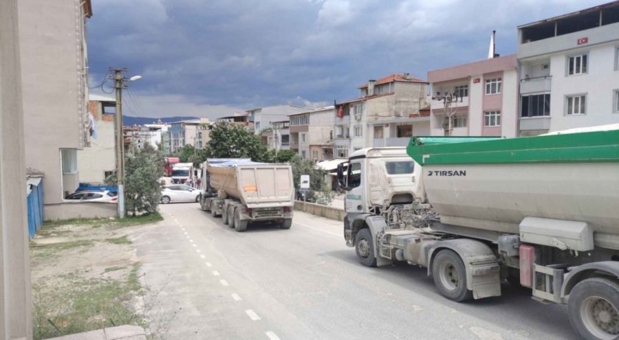 Bursa Orhangazi'de ağır taşıtlar tehlike saçıyor
