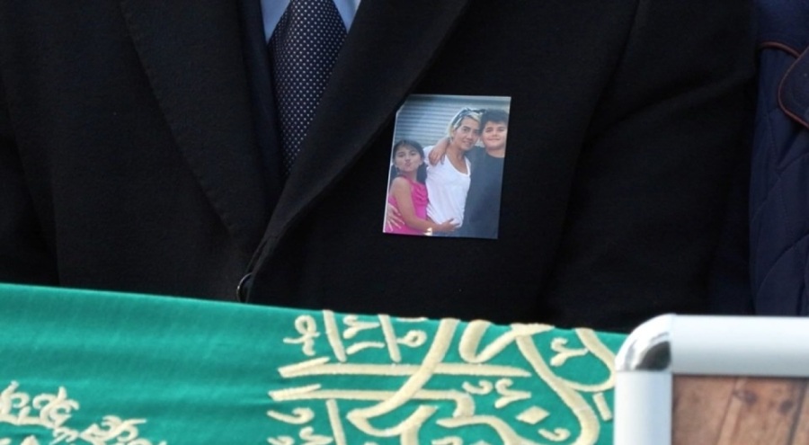 Ağır yaralı acılı baba, ailesine son görevini yapmak için ambulansla cenazeye geldi