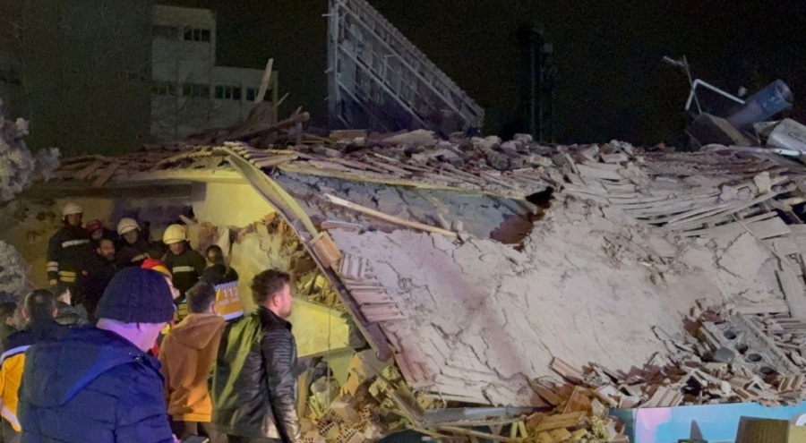 Konya'da 3 katlı bina çöktü