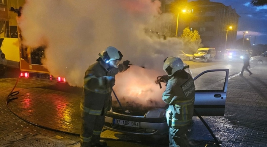 Seyir halindeki iki araçta yangın çıktı
