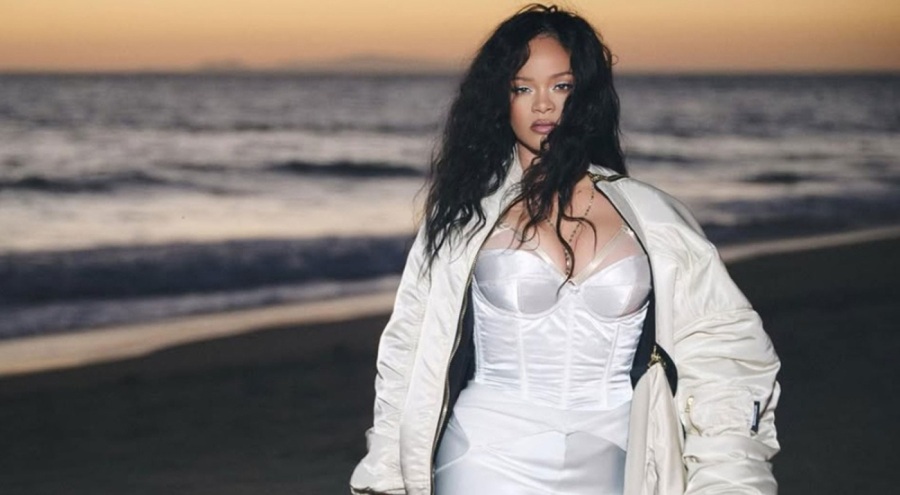 Rihanna'dan iddialı pozlar!