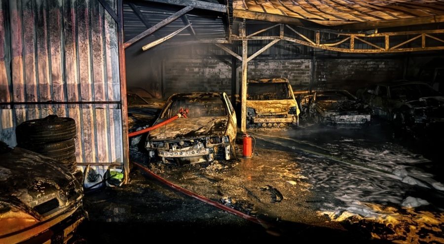 Bursa'da bir oto galerisinde çıkan yangında 13 araç zarar gördü