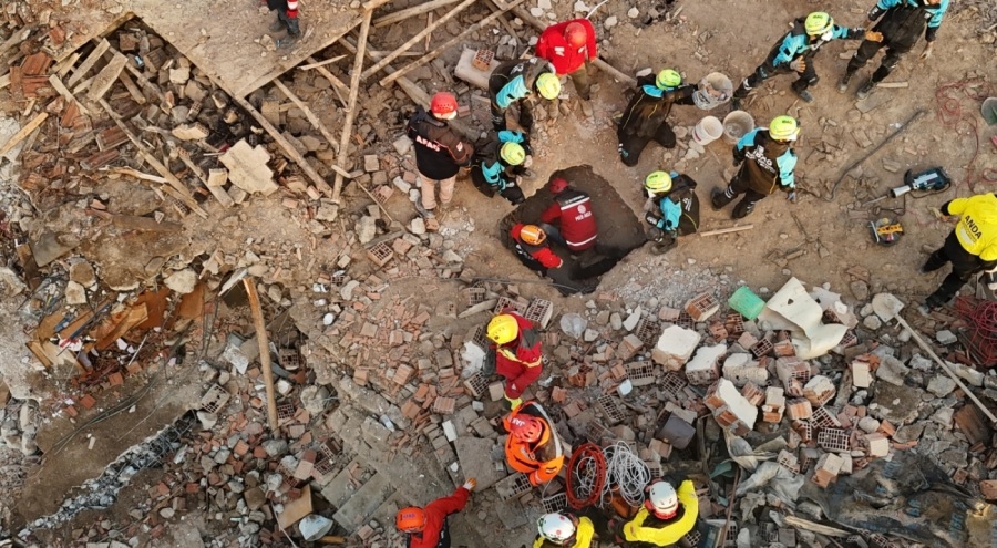 Konya'da 4 katlı bina çöktü: İki kişi yaşamını yitirdi, üç kişi sağ kurtarıldı