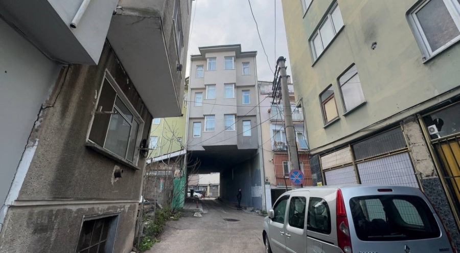 Bursa'da kolonları olmadan ayakta duran bina şaşırtıyor