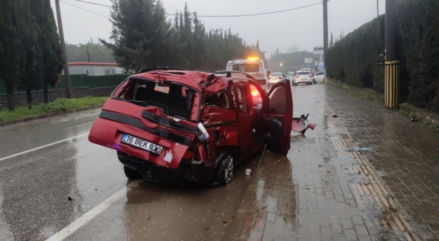 Bursa'da ağaca çarpan araçtaki 2 kişi ölümden döndü
