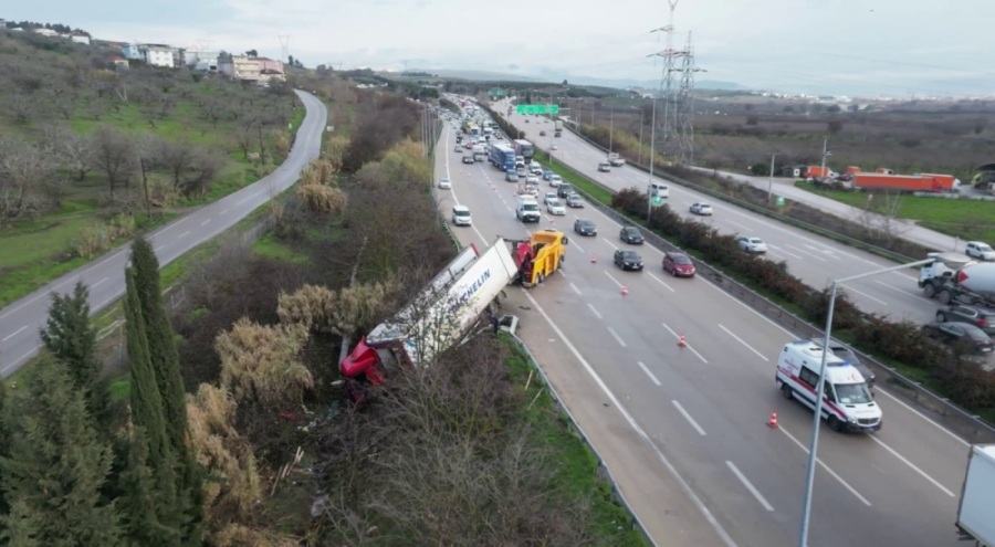 Bursa'da tır refüje uçtu! Otobanda trafik kilitlendi