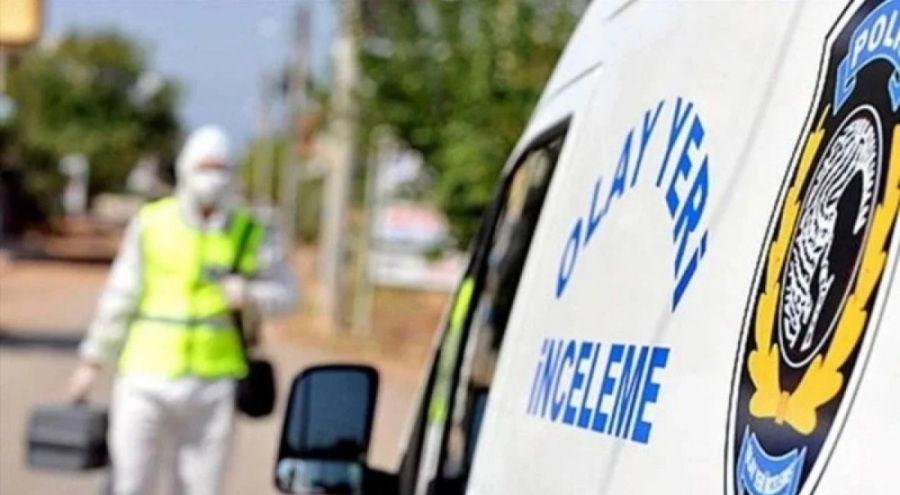 Bir fabrikanın bahçesine devrilen otomobildeki sürücü öldü