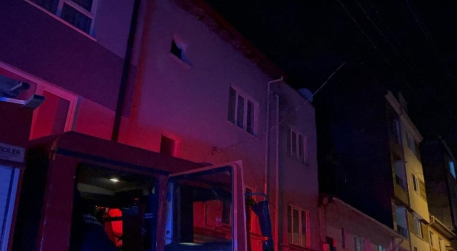 Psikolojik rahatsızlıkları olan adam evinin çatısını yakıp aşağı atladı