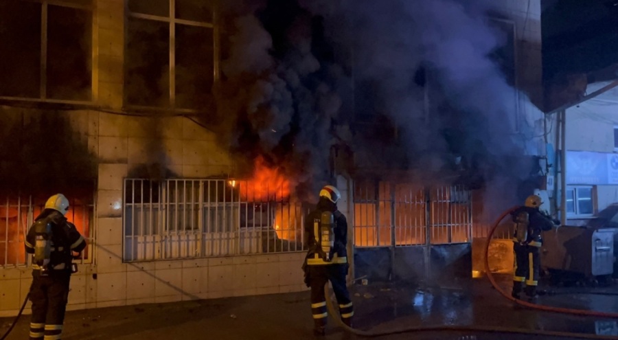 Bursa'da, 3 katlı tekstil atölyesinde yangın