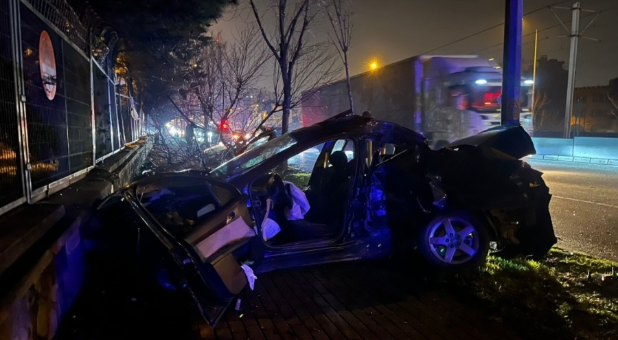Bursa'da trafikte makas atan araç önce ağaca, ardından aydınlatma direğine çarptı: 2 ağır yaralı