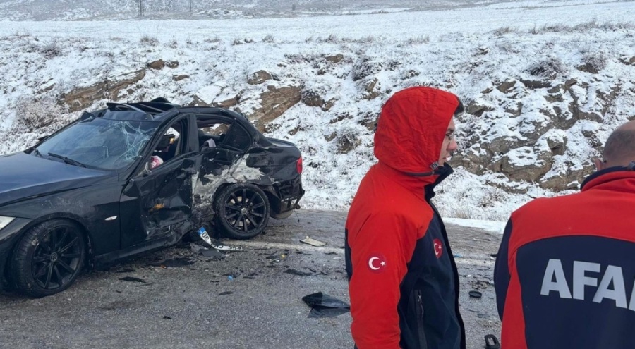 Hafif ticari araç ile otomobil çarpıştı: 5 yaralı