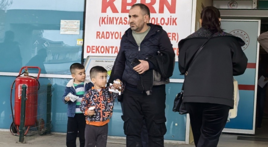 Bursa'da demir kapıya elini sıkıştıran çocuğun parmağı koptu