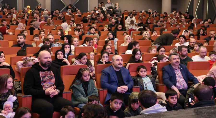 Mustafa Varank, Bursa'da çocuklarla birlikte "Rafadan Tayfa: Kapadokya" filmini izledi