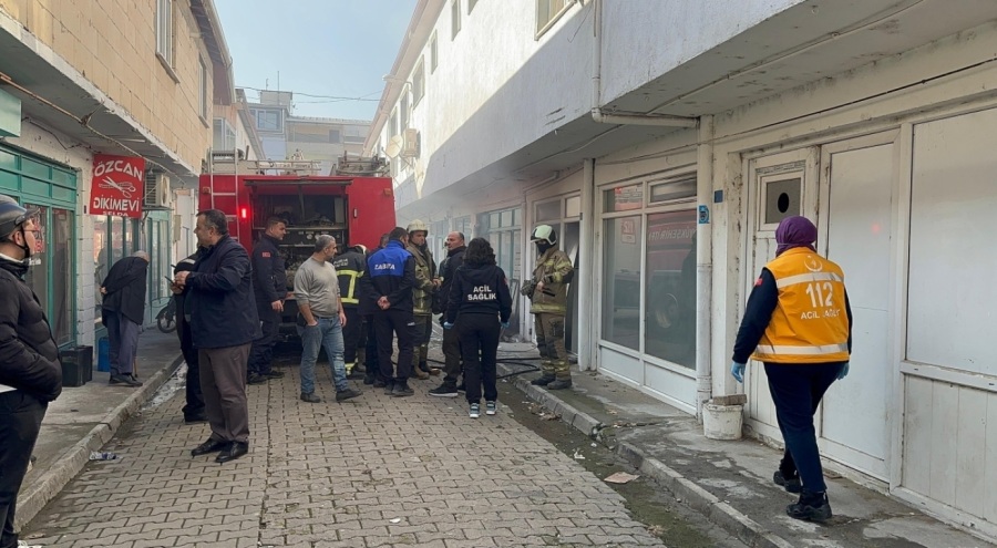 Bursa'daki depoda, şarjdaki akülerin alev almasıyla yangın çıktı