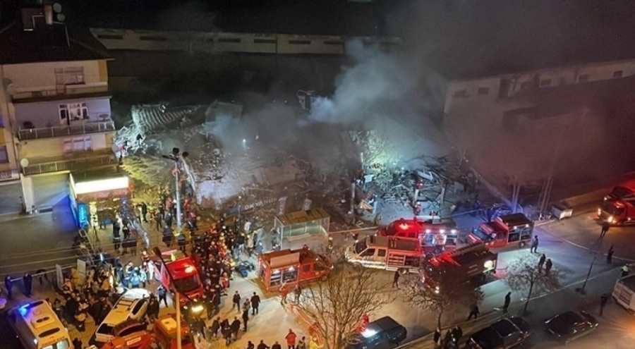 Konya'daki bina çöküşü öncesinde belirtiler göstermiş! Fayanslar düşmeye başlamış